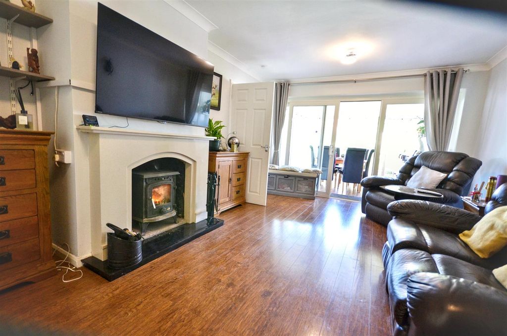 Property photo 2 of 11 Lounge