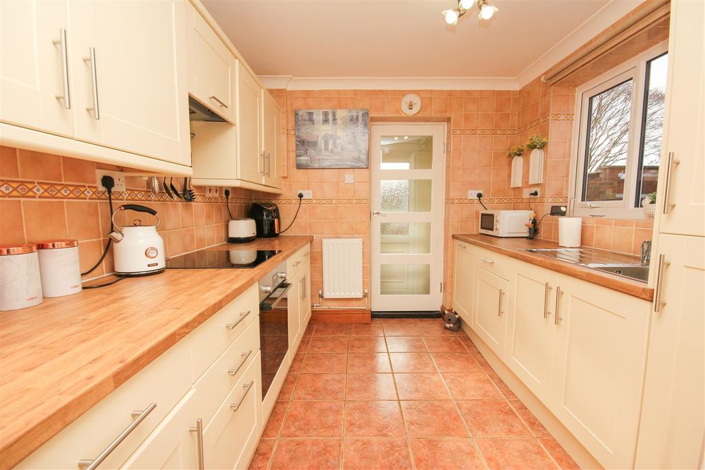 Property photo 3 of 12 Kitchen 1.Jpg