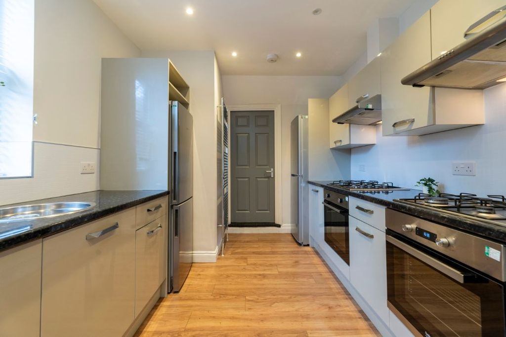 Property photo 2 of 18 107Ct - Kitchen