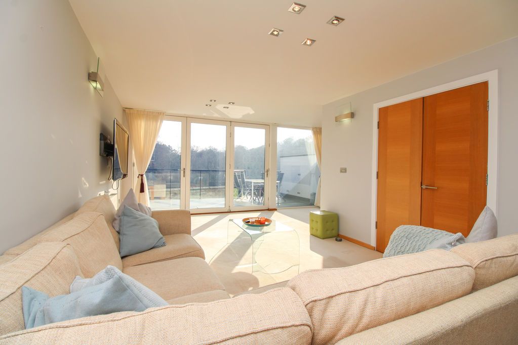 Property photo 3 of 19 Lounge