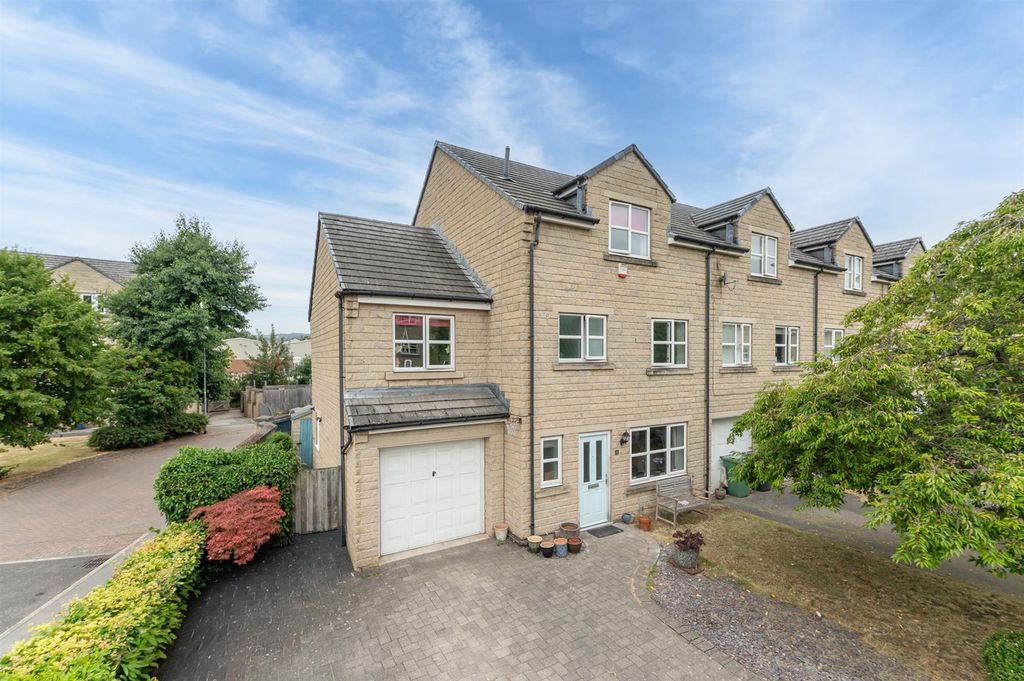 Property photo 1 of 32 Fowlers Croft