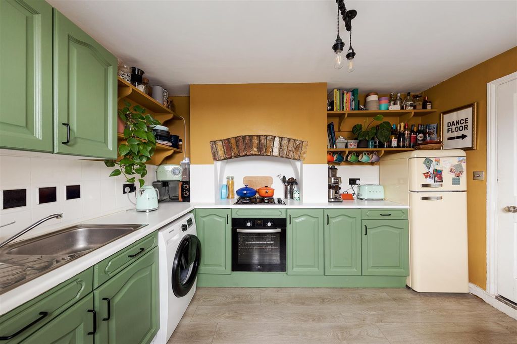 Property photo 3 of 29 Ravenswood Road, E17