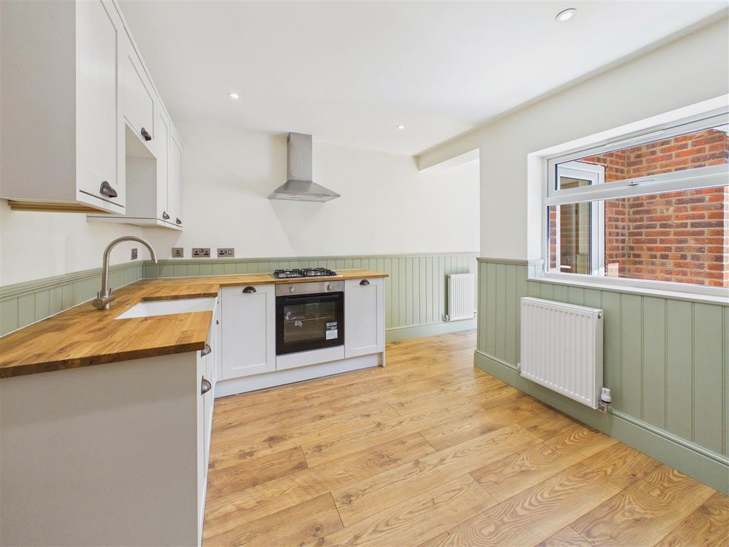 Property photo 3 of 9 Kitchen