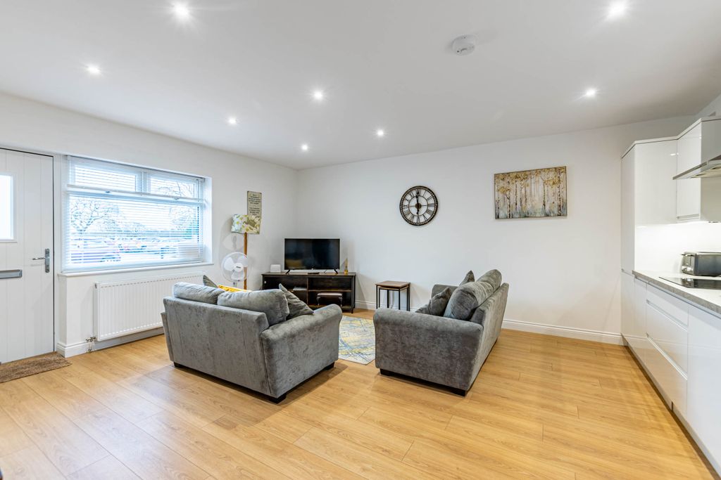 Property photo 3 of 17 Livingspace2