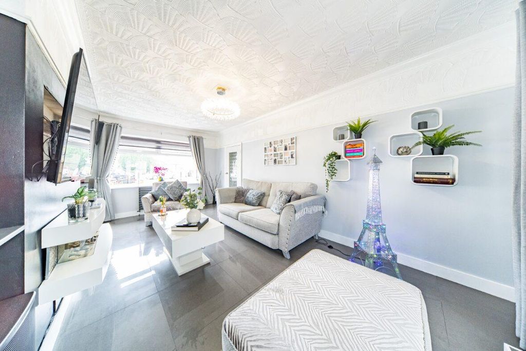 Property photo 2 of 16 31 Windsor Road Lounge 2.Jpg