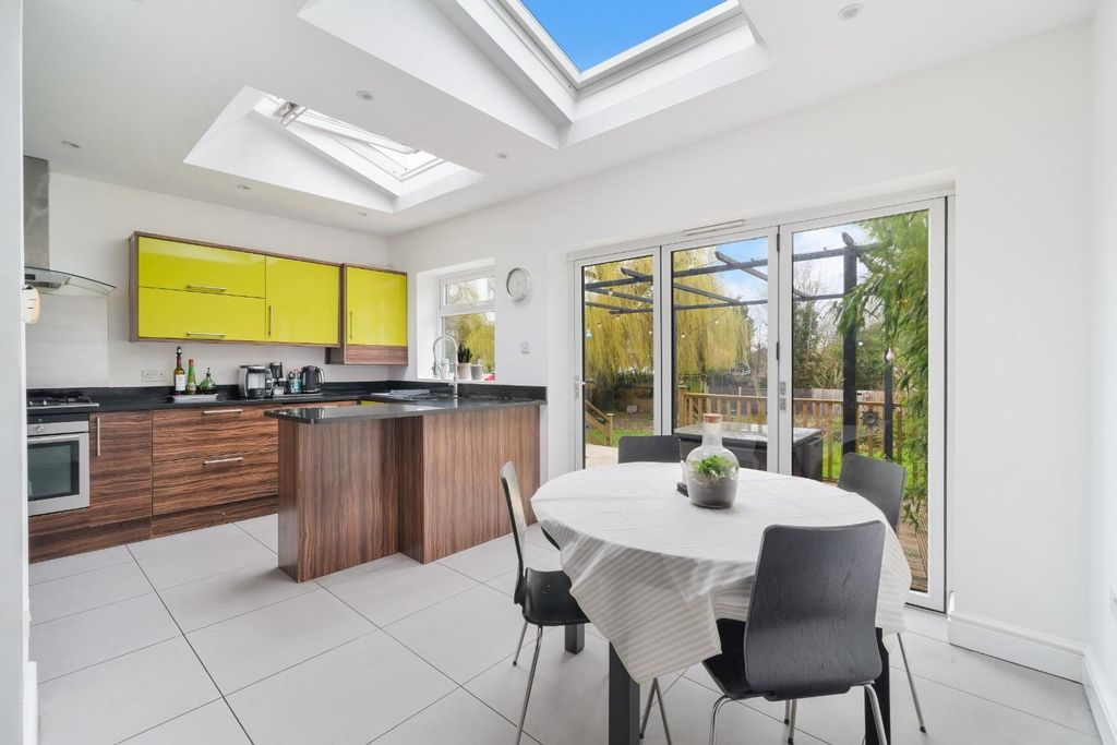 Property photo 2 of 20 Thorndon Gardens