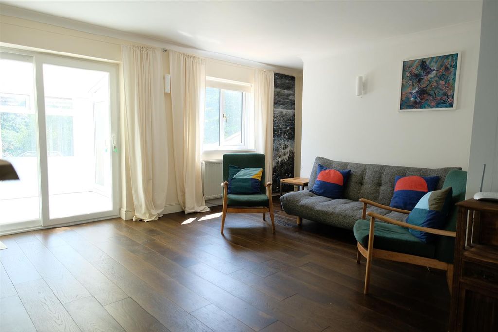 Property photo 2 of 14 Trezise Lounge