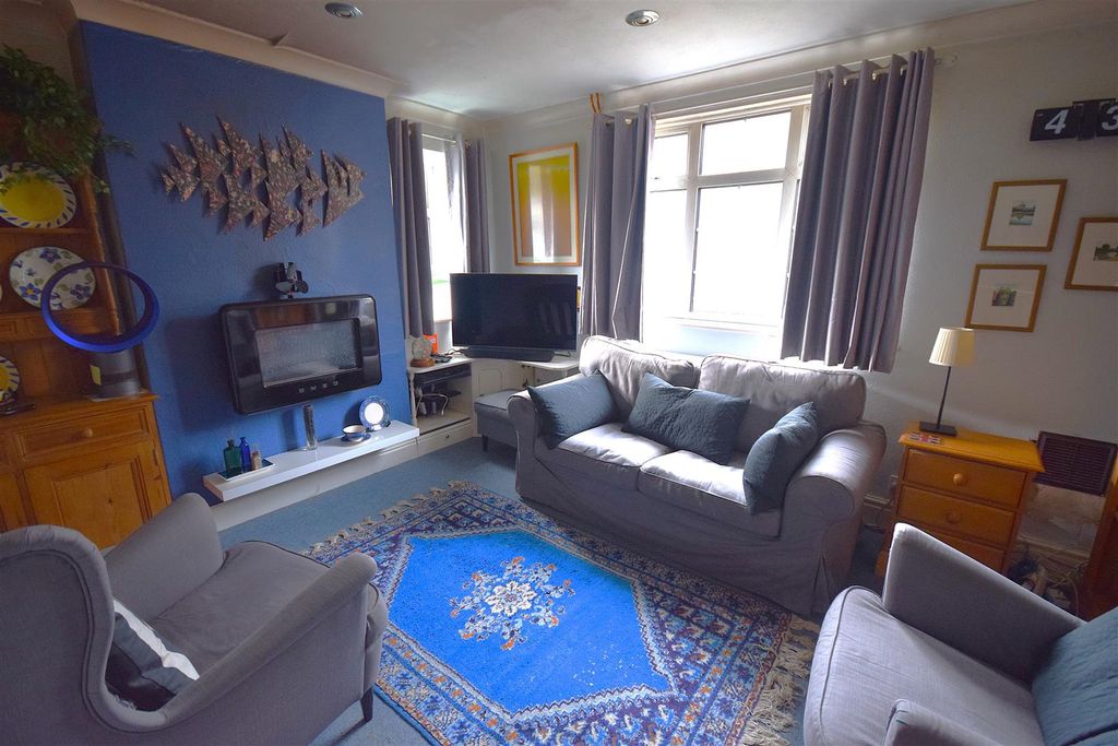 Property photo 2 of 7 Lounge