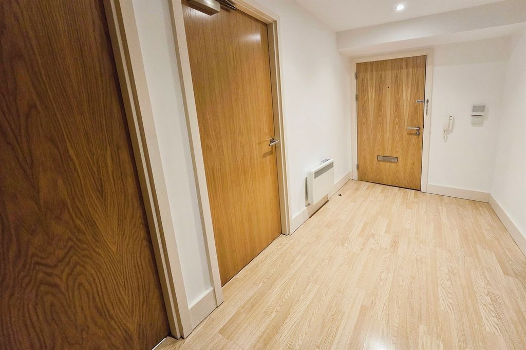 Property photo 3 of 9 Hall