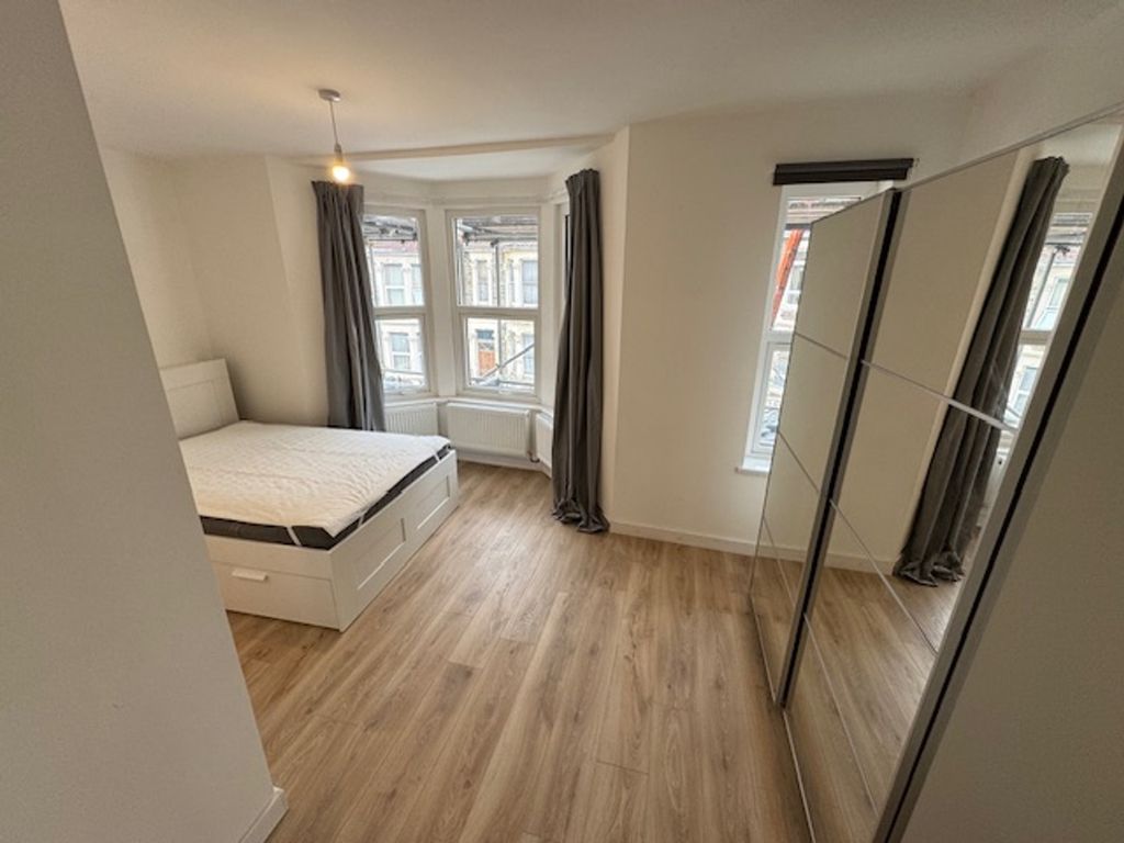 Property photo 1 of 30 Spacious Double Bedroom Featuring Large Windows Th...