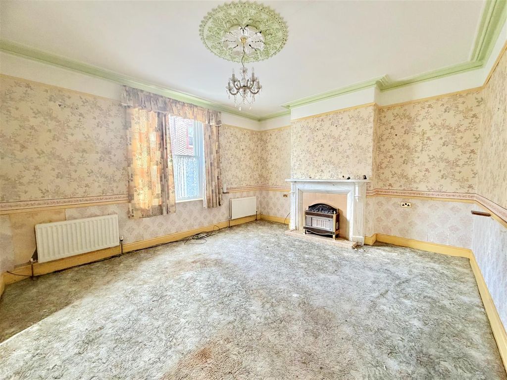 Property photo 2 of 23 Lounge