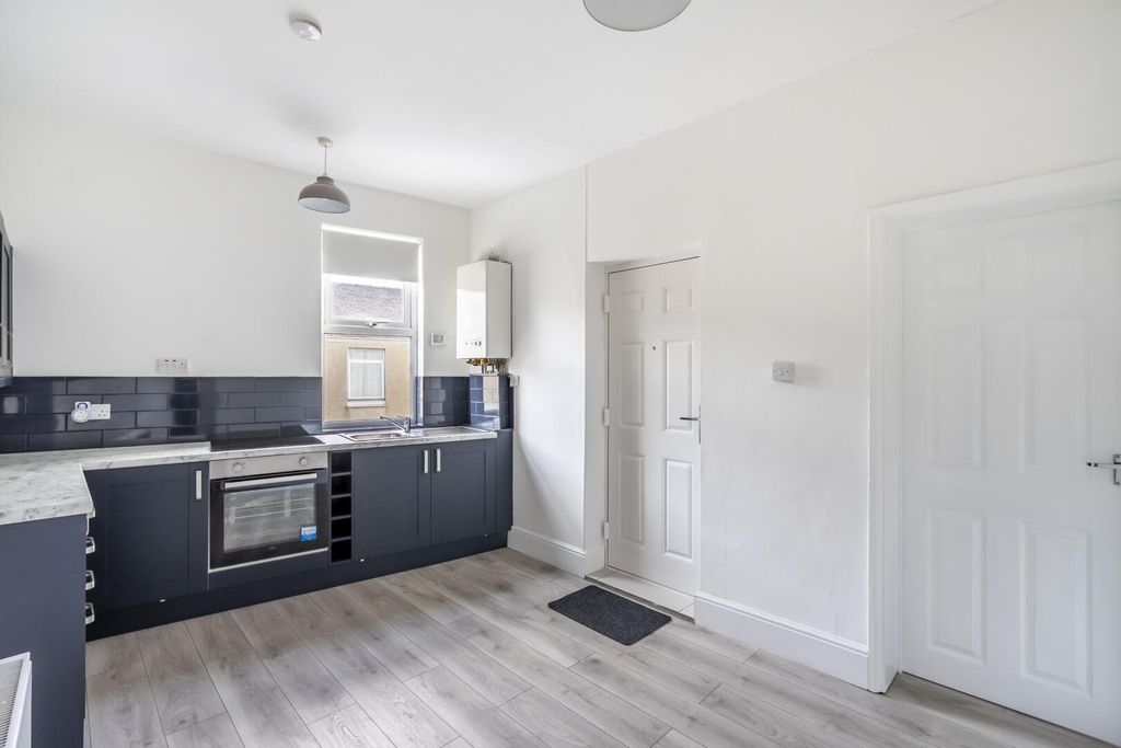 Property photo 2 of 10 Kitchen