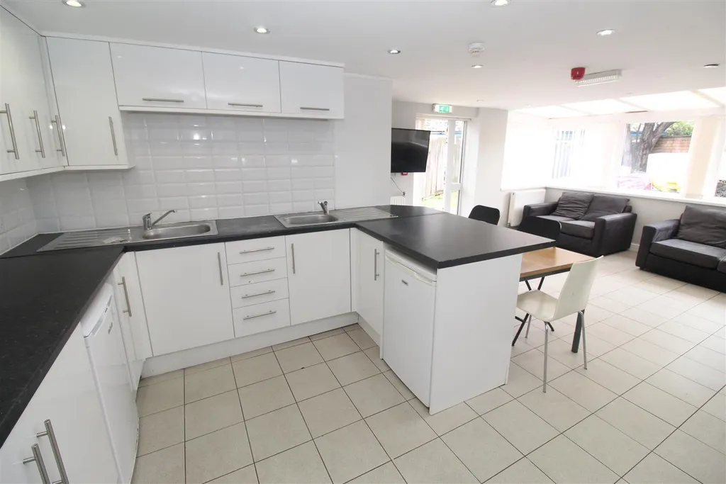 Apartment in Cardiff, Maindy, Cathays - View 3