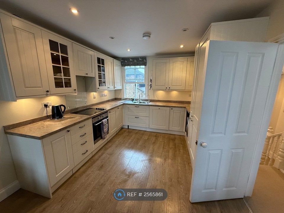 Property photo 3 of 23 Kitchen