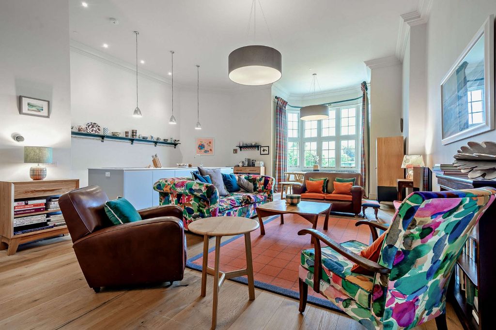 Property photo 1 of 31 Light & Airy