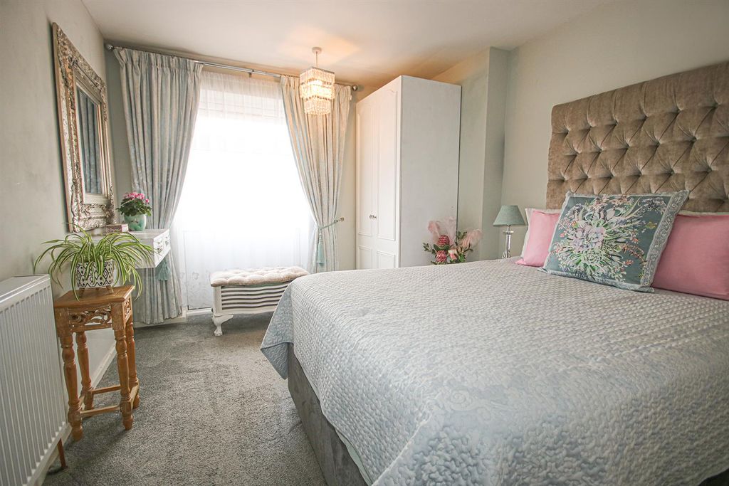 Property photo 3 of 10 Bed 1 1.Jpg
