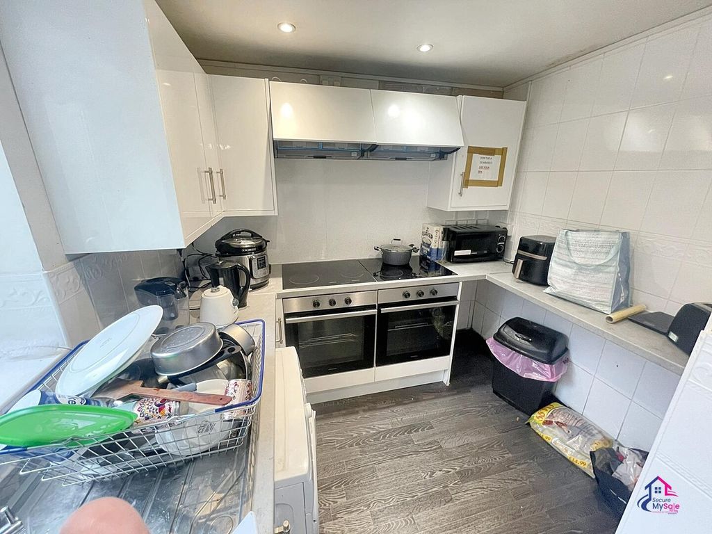 Property photo 3 of 10 Kitchen