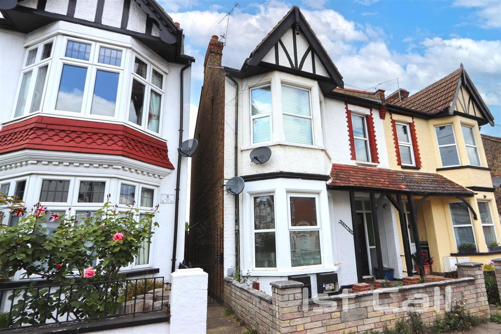 Property photo 1 of 7 62A Southborne Grove.Jpg