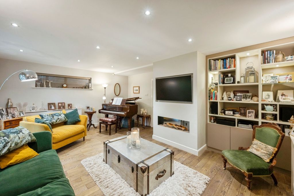 Property photo 3 of 20 Lounge