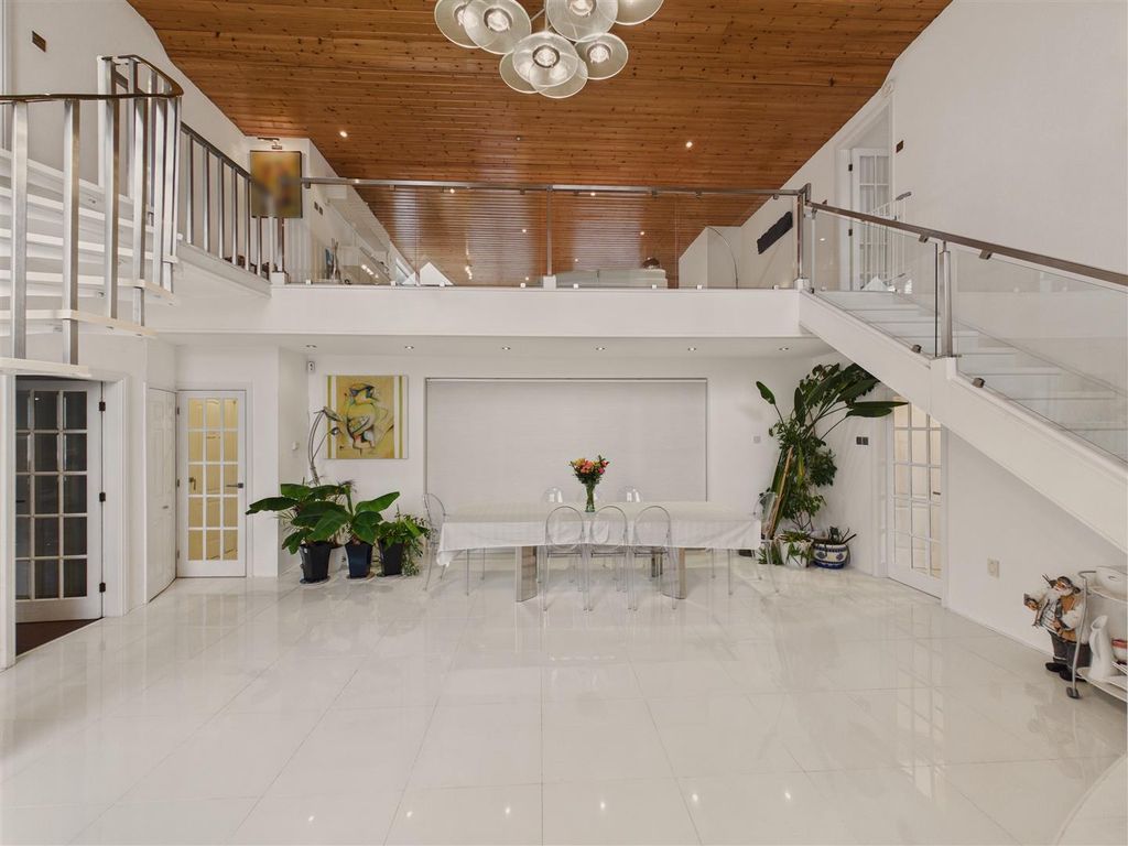 Property photo 2 of 30 Entrance Reception