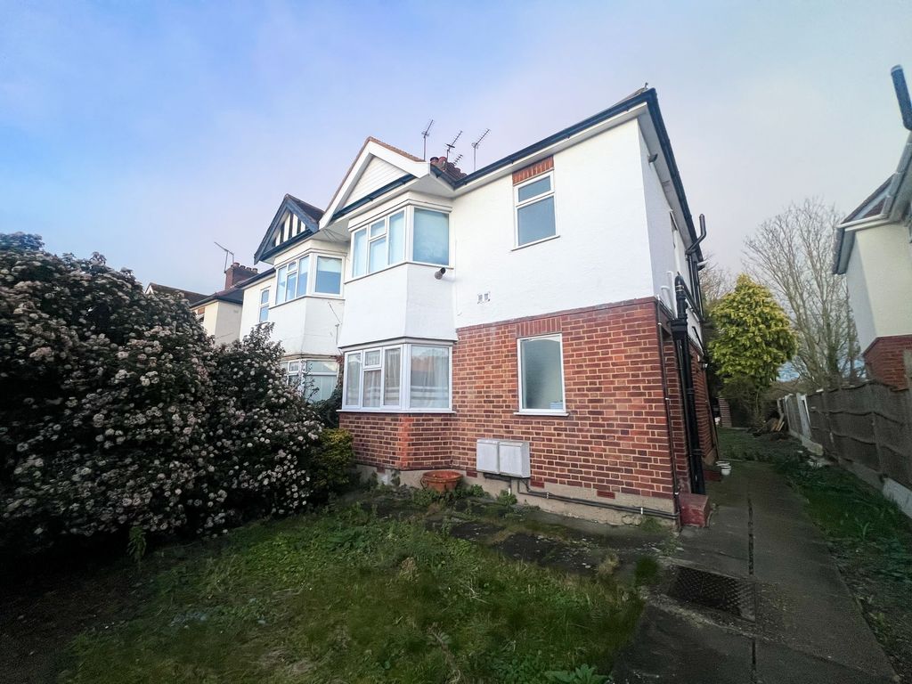 Property photo 1 of 8 Onslow Gardens E18