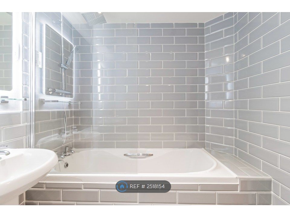 Property photo 3 of 10 Bathroom