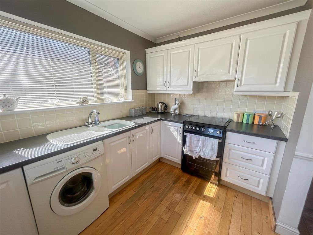 Property photo 3 of 16 Kitchen
