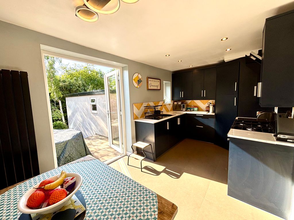 Property photo 2 of 21 Dining Kitchen