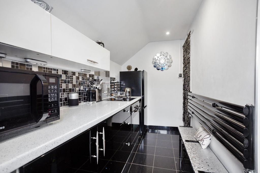Property photo 3 of 12 Kitchen