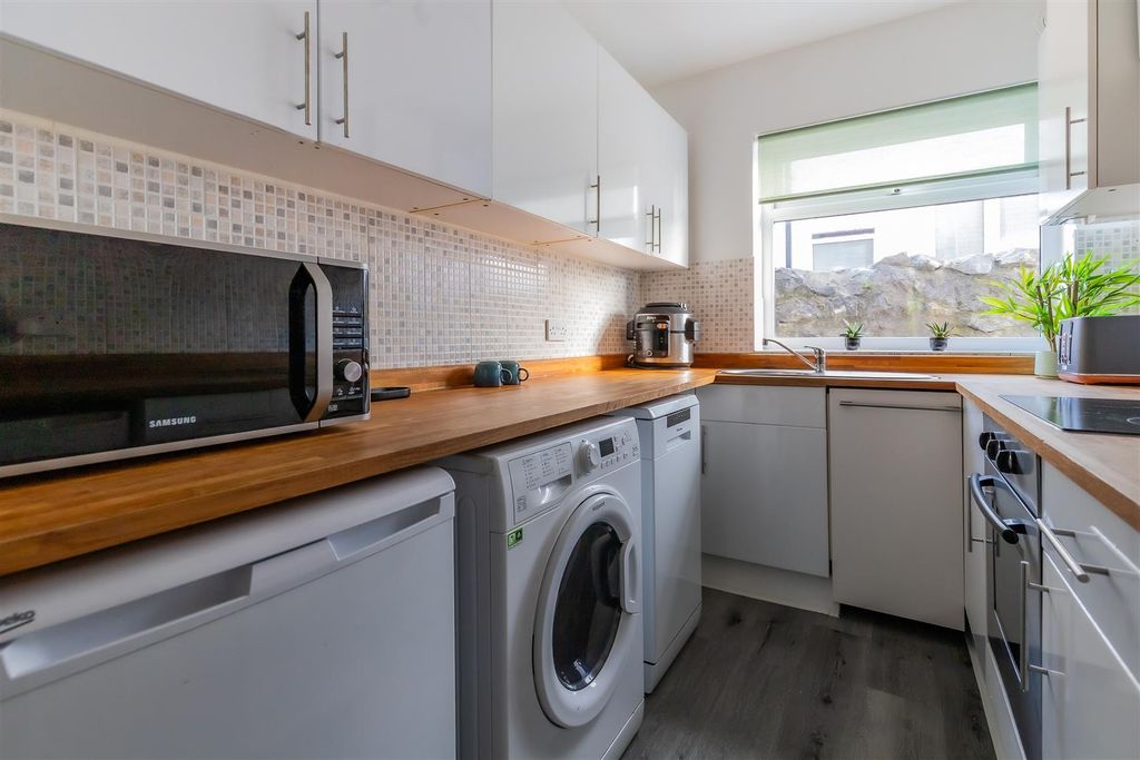 Property photo 2 of 17 2 Cowper Court (6 Of 17).Jpg