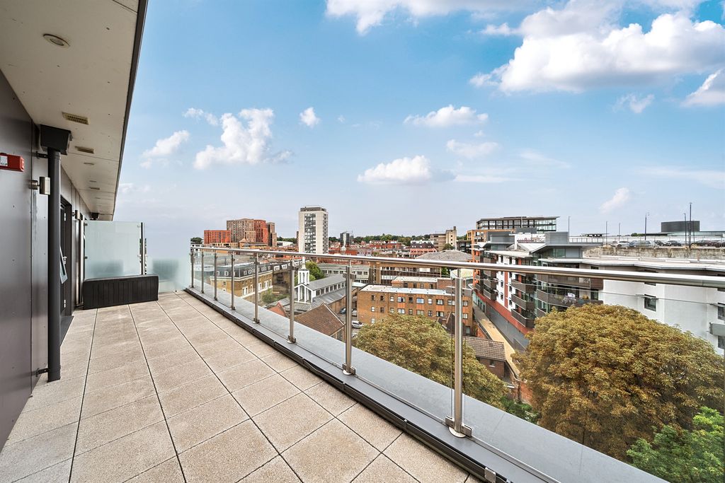 Additional image 10 of 2 bed penthouse for saleThe Colonnade, Maidenhead SL6