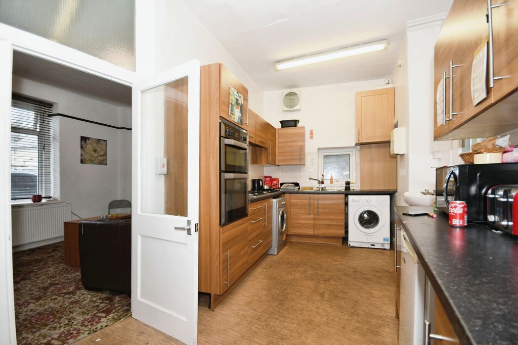 Property photo 3 of 16 Kitchen