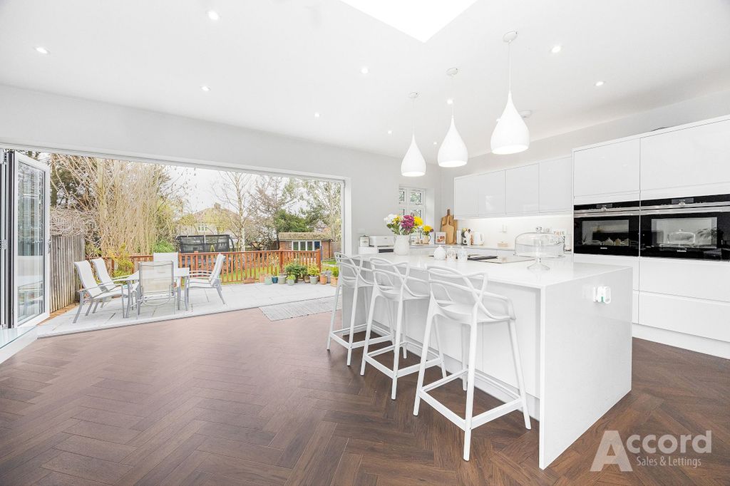 Property photo 2 of 34