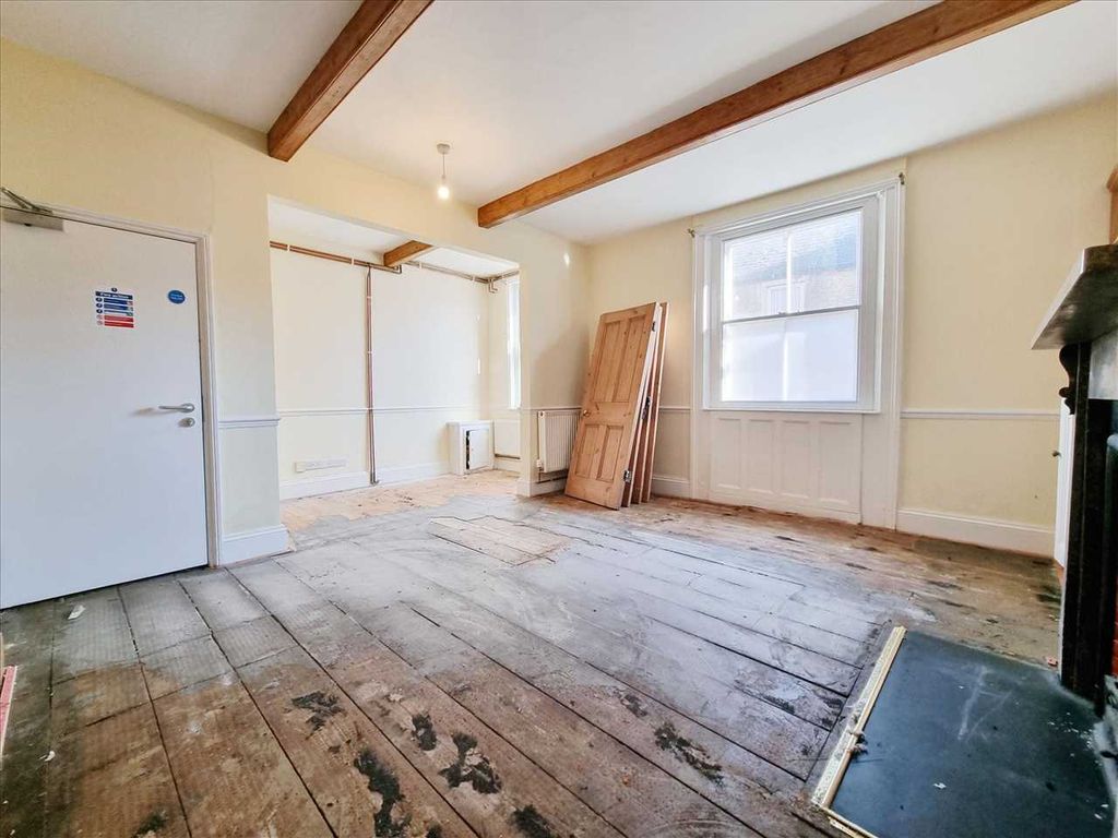 Property photo 3 of 14 Further Lounge Aspect: