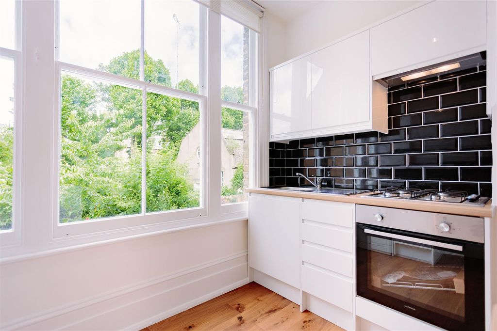 Property photo 3 of 14 Mb_Hanley Road_Finsbury Park_Davies Davies_12.Jpg