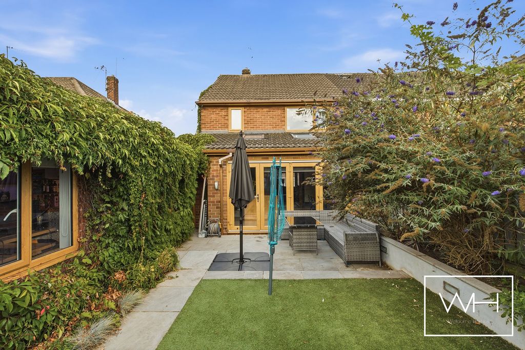 Property photo 2 of 20 16 St Christophers Crescent 27