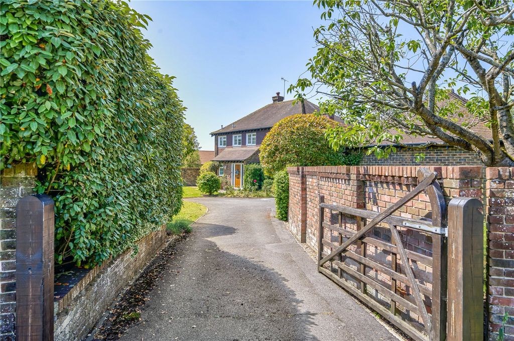 Property photo 1 of 40 Gated Entrance