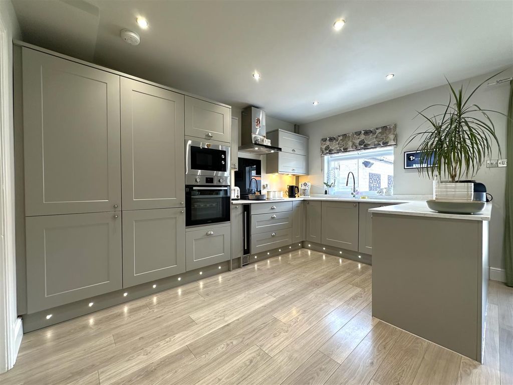 Property photo 2 of 18 Stunning Modern Kitchen 824