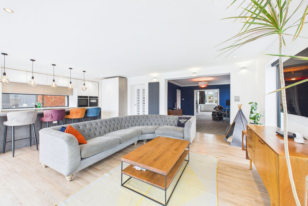 Property photo 2 of 21 Open Plan Family Kitchen