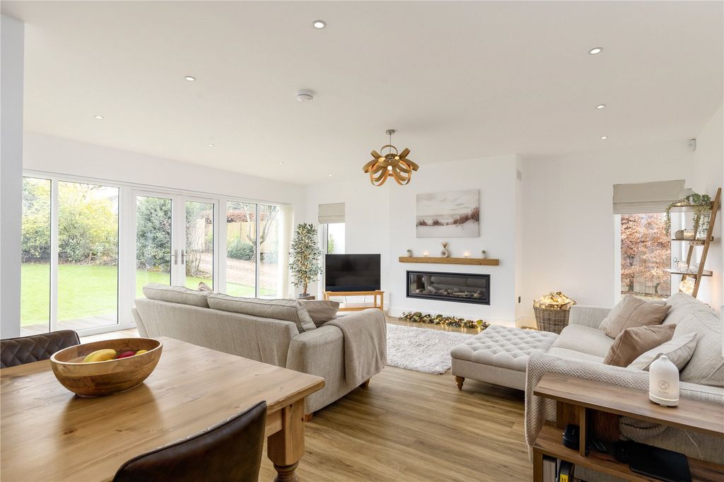 Property photo 3 of 31 Living Room