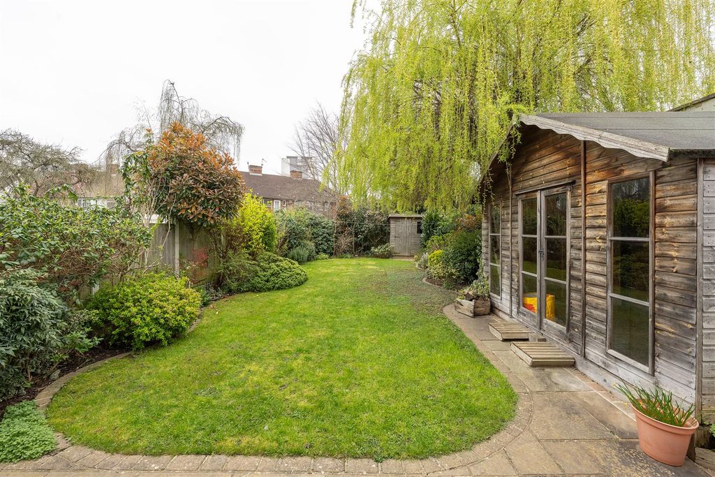 Property photo 2 of 30 Fyfield Road, Ig8