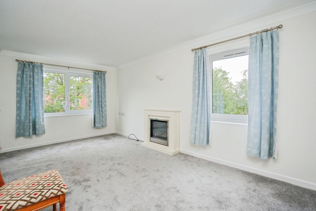 Property photo 3 of 17 Living Room