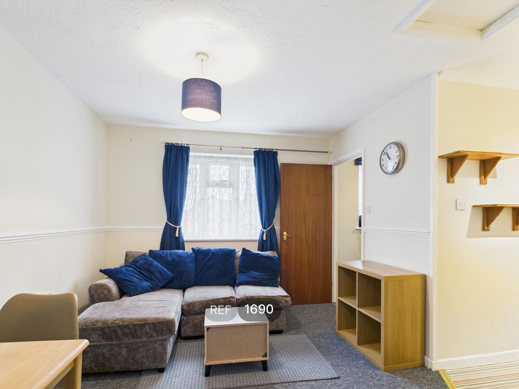 Property photo 3 of 10 Kitchen / Living Area