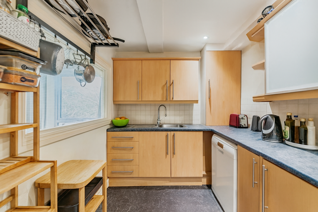 Property photo 3 of 9 Kitchen 3