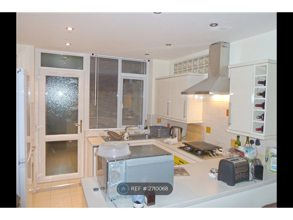 Property photo 1 of 6 Kitchen