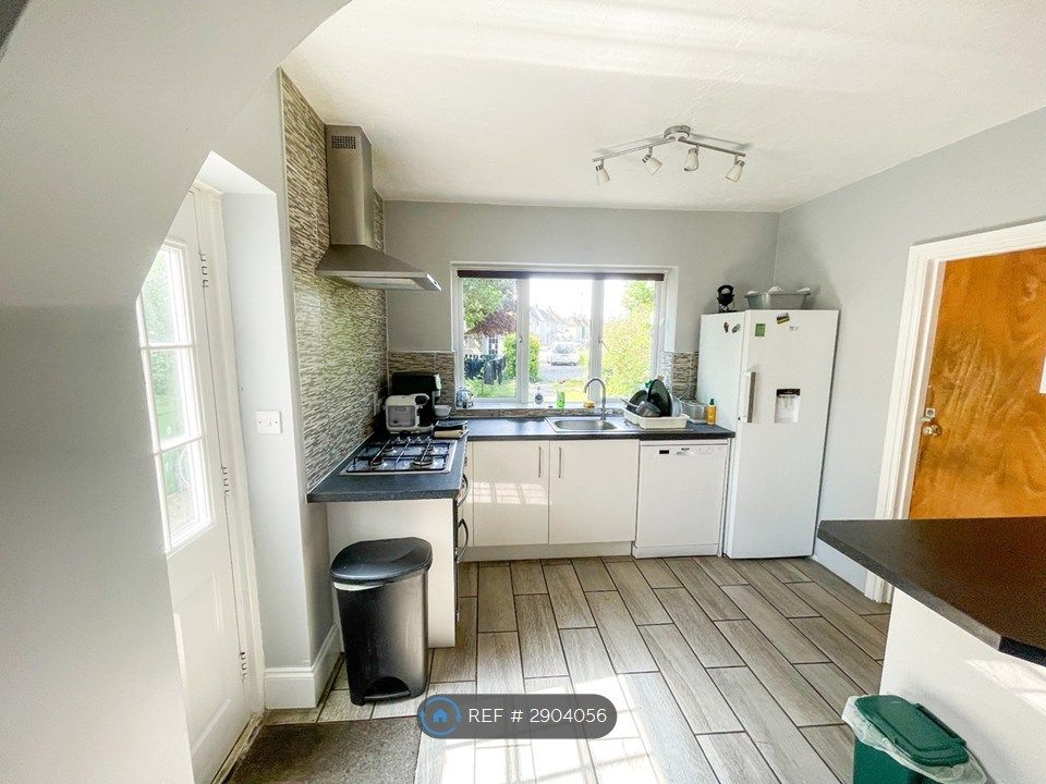 Property photo 3 of 11 Kitchen