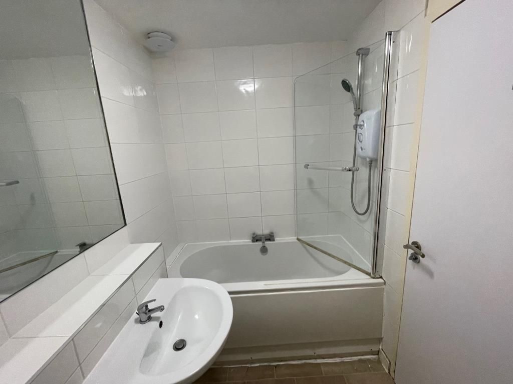 Property photo 2 of 7 Bathroom