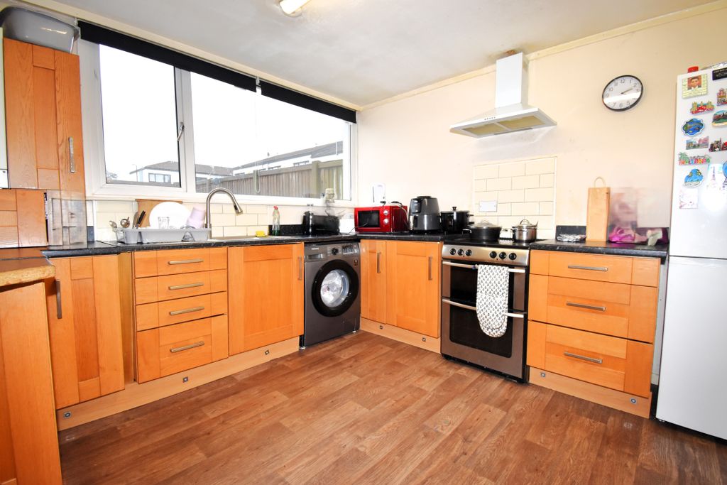 Property photo 3 of 13 Kitchen 1