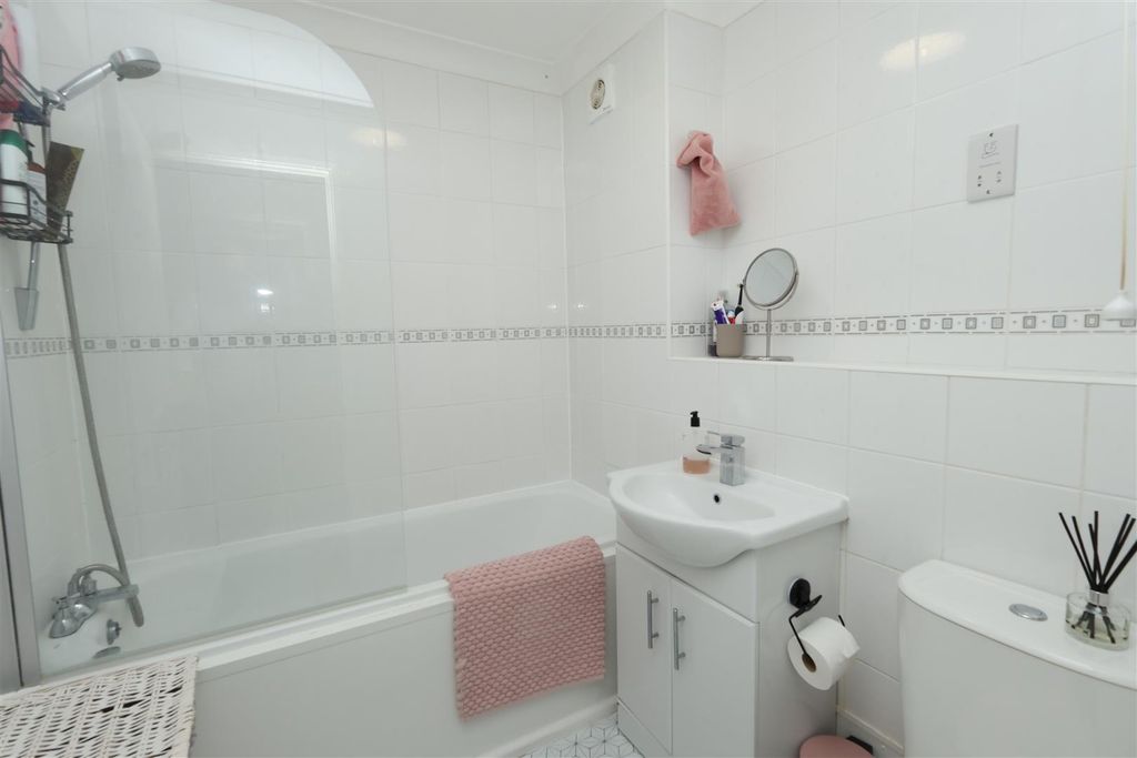 Property photo 3 of 13 Bathroom
