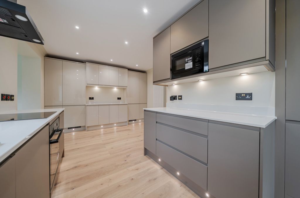 Property photo 3 of 20 1472781-12-6A32A5...